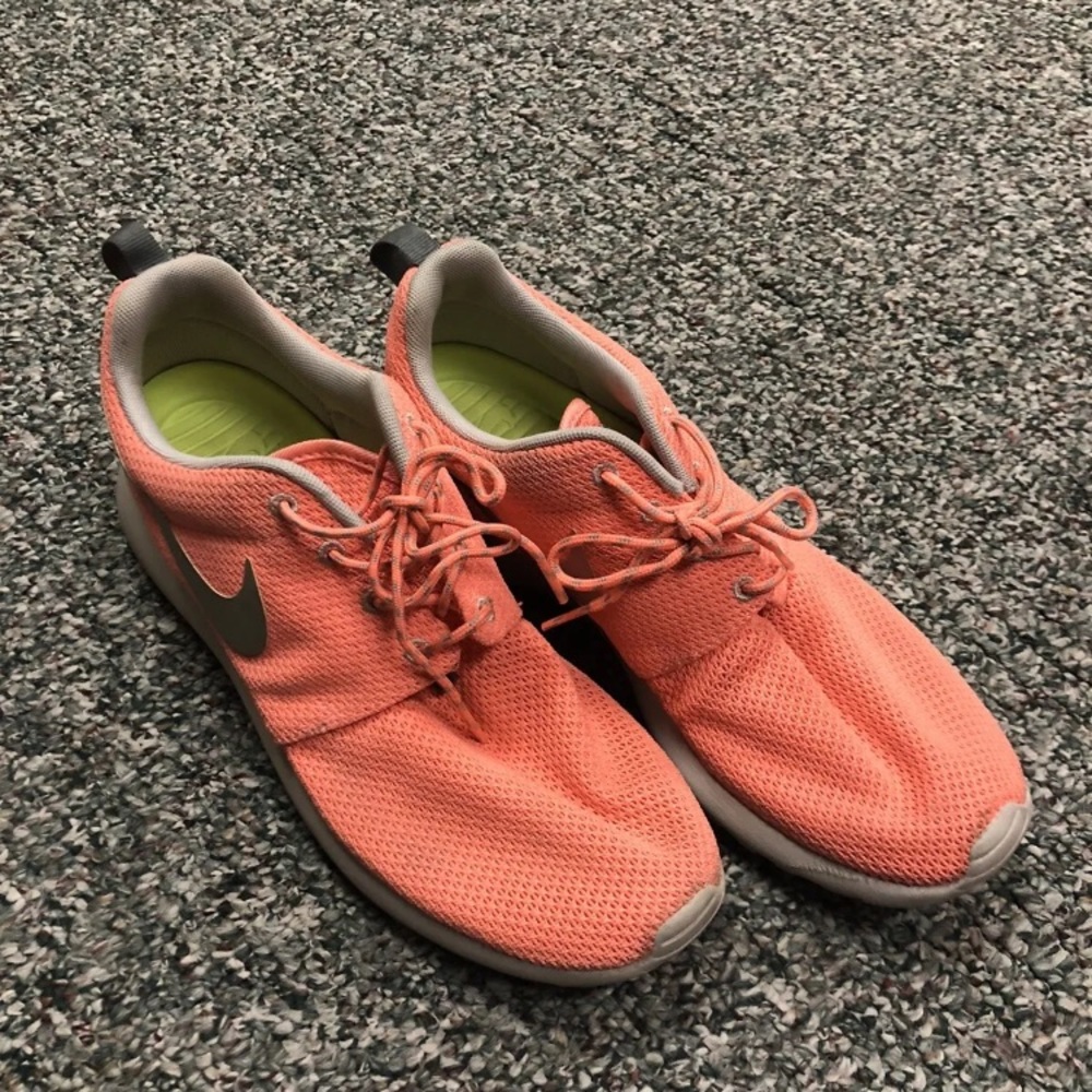 Nike roshe One Light orange coral womens 9.5